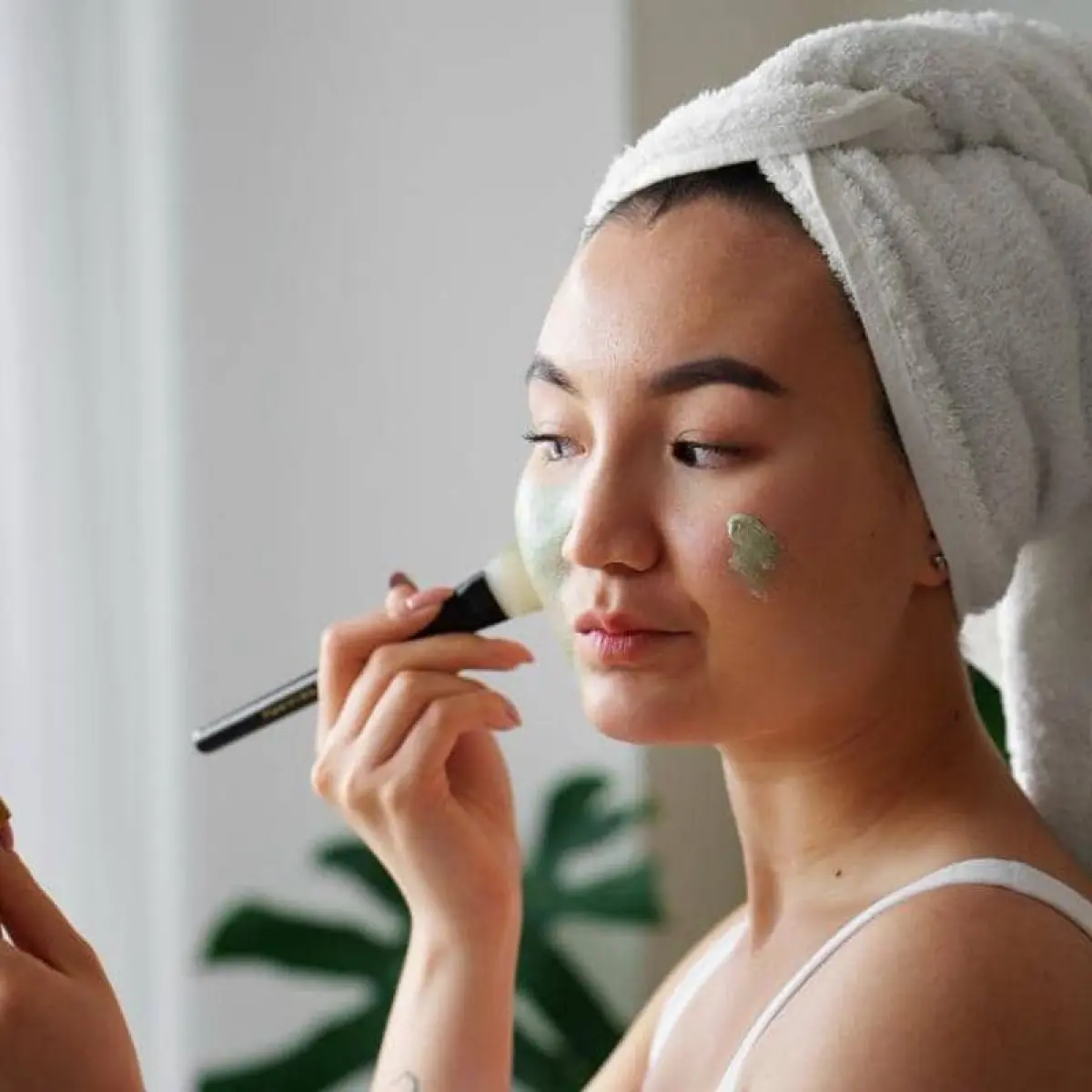 Rahasia Makeup Tahan Lama: Peran Krusial Bedak Padat dalam Mengunci Warna dan Mengontrol Minyak Wajah