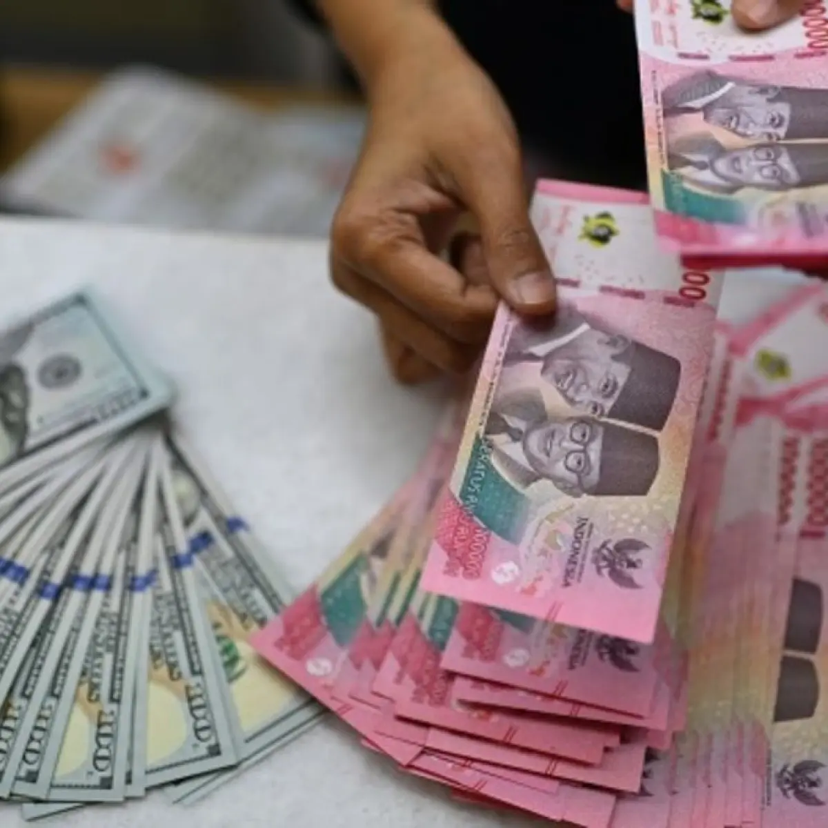 Rupiah di Ujung Tanduk: Analis Prediksi Tekanan Penguatan Dolar AS Bawa Kurs Menyentuh Rp17.930