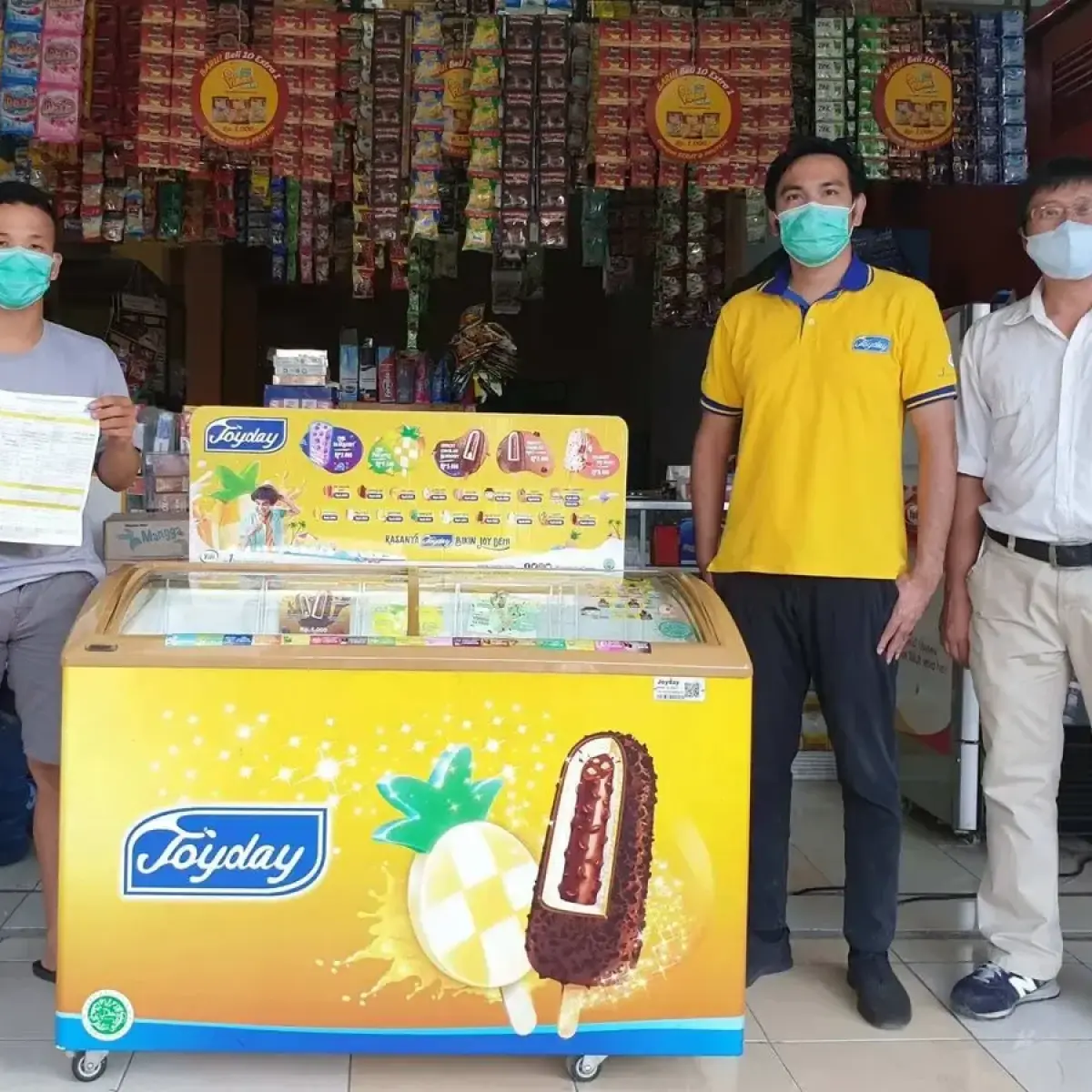 tangan mengambil es krim cup dari freezer minimarket kontras warna (Foto: Pojokpapua)
