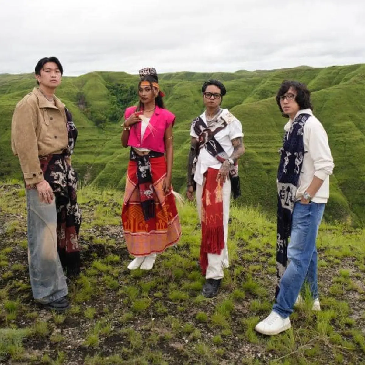 Ilustrasi: Weird Genius Rilis 'Your Side', Kolaborasi Eksploratif dengan Novia Bachmid dan Musik Tradisional Sumba