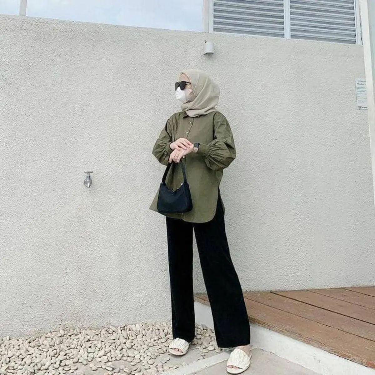 Ilustrasi: Panduan Gaya Terkini: Kombinasi Warna Celana Paling Serasi dengan Baju Warna Army