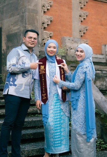 Ilustrasi: Gaya Anggun Irish Bella Kenakan Kebaya Biru Muda saat Hadiri Wisuda Putri Sambung, Banjir Pujian