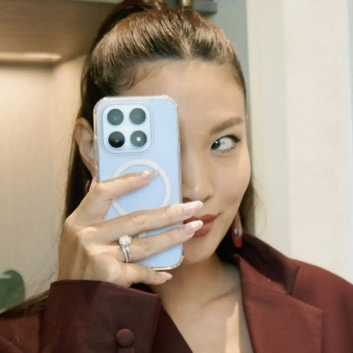 Patricia Gouw dengan Xiaomi 17. [Xiaomi]