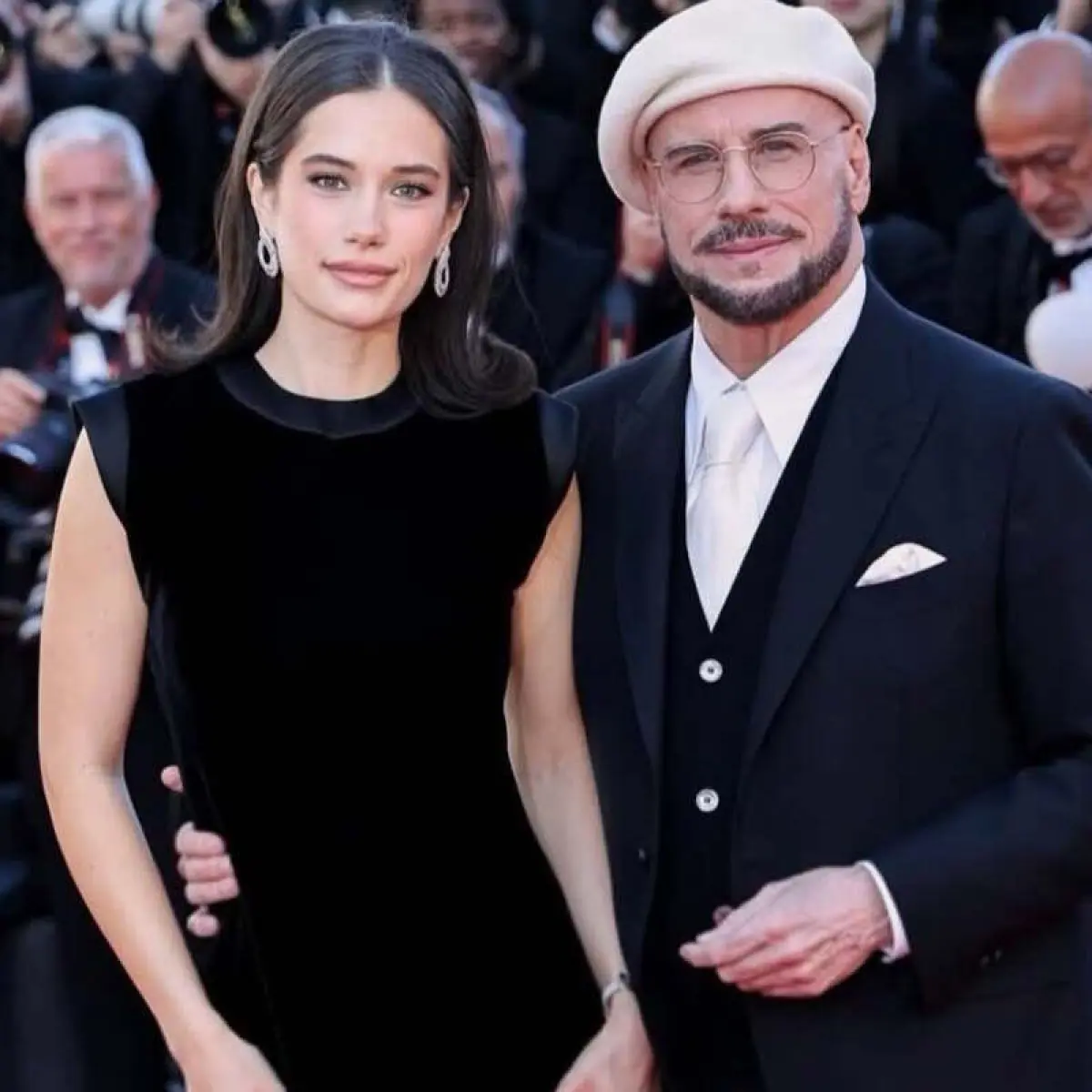 Transformasi Gaya John Travolta dan Momen Kebersamaan dengan Putri Ella Bleu di Panggung Cannes 2026