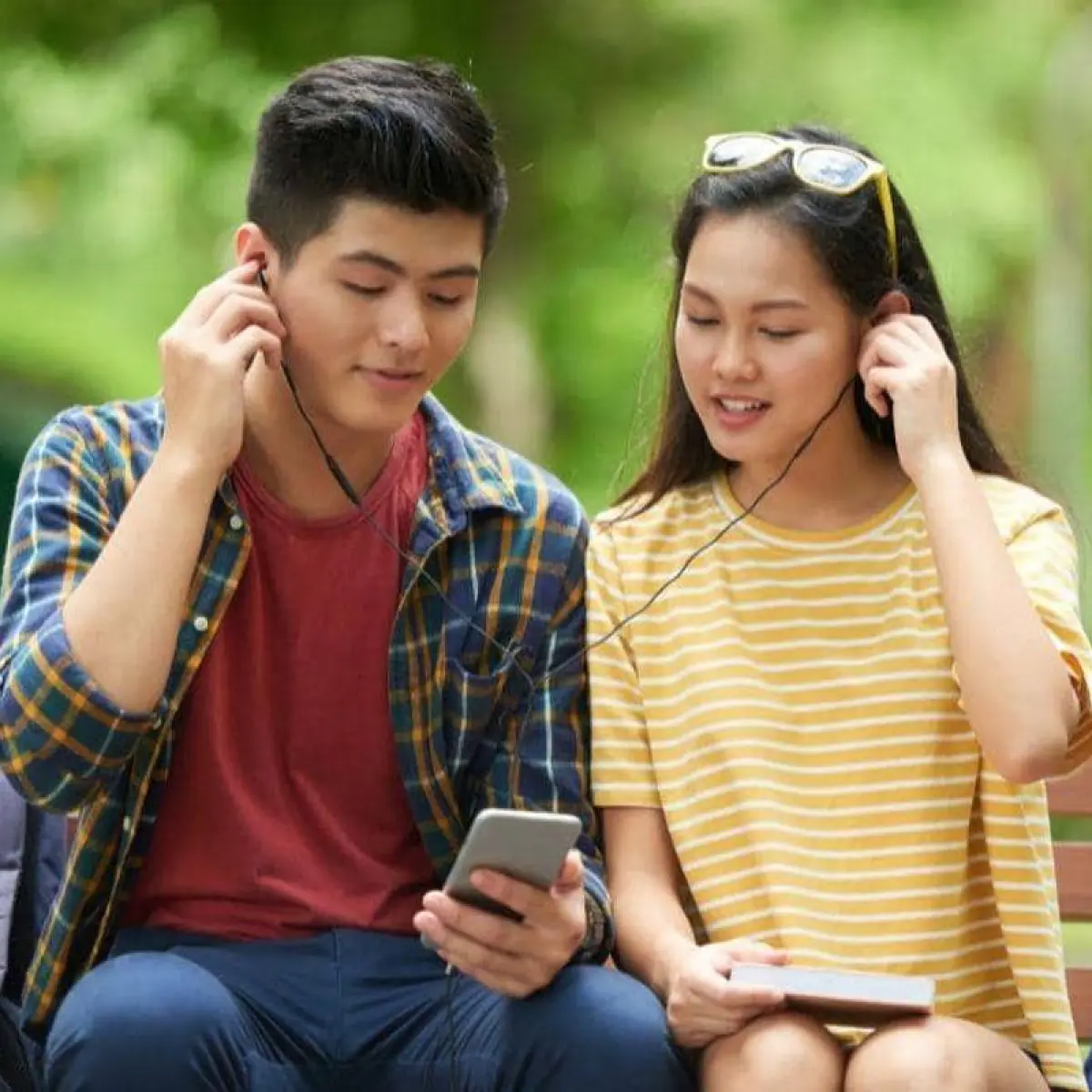 Soundtrack Hati yang Tersembunyi: Mengupas Mengapa Musik Jadi Jembatan Ekspresi Cinta Tak Terucap