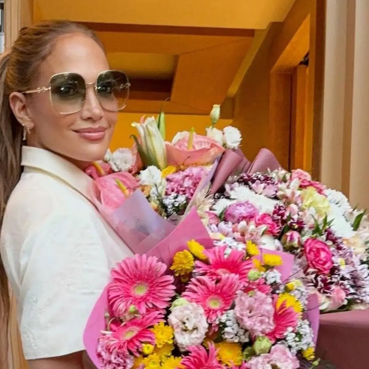 Momen Jennifer Lopez Atur Panggung Sebelum Disorot Paparazzi Picu Diskusi Etika Selebriti Global