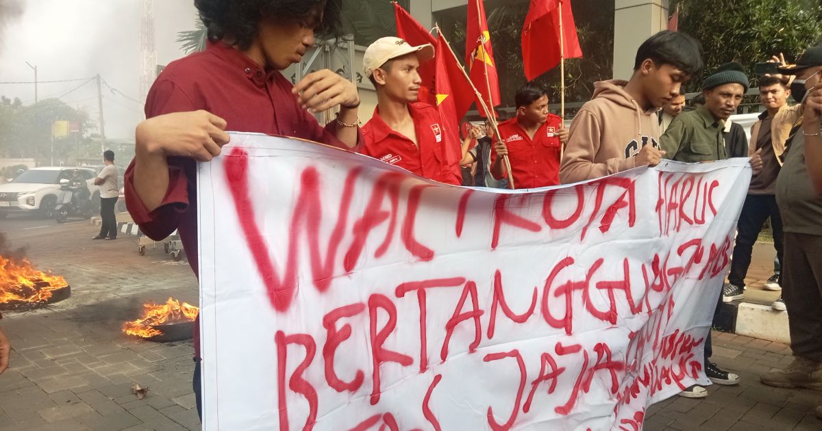 Tuntutan Lengser Tiga Pejabat Mengemuka Saat Aksi Mahasiswa di Balai Kota Tangsel Memanas