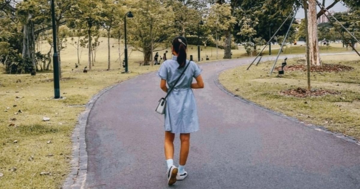 Mengintip Kepribadian dari Cara Jalan: Ini Dia Arti Langkah Kaki yang Lambat Menurut Psikologi (Foto: Ilustrasi Jalan Kaki Lambat/Unsplash/Yamin Ohmar)