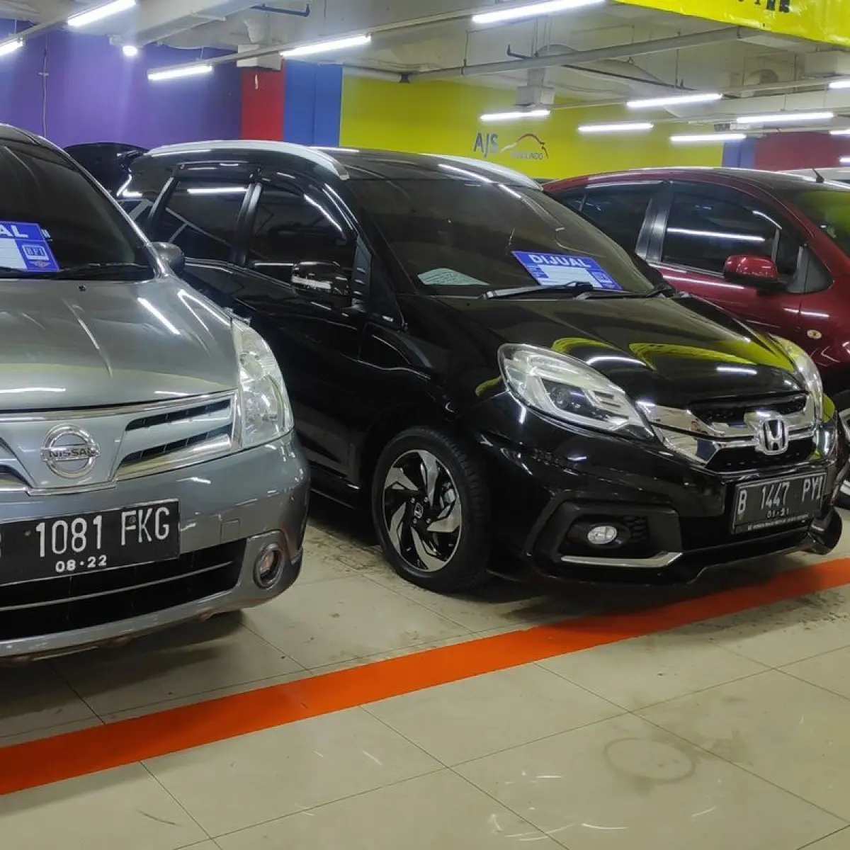 barisan mobil mpv kotak silver parkir di showroom bekas (Foto: Kompas)