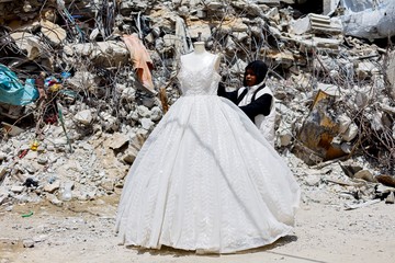 Impian Pernikahan di Tengah Konflik: Calon Pengantin Gaza Beralih ke Busana Daur Ulang karena Kelangkaan Gaun