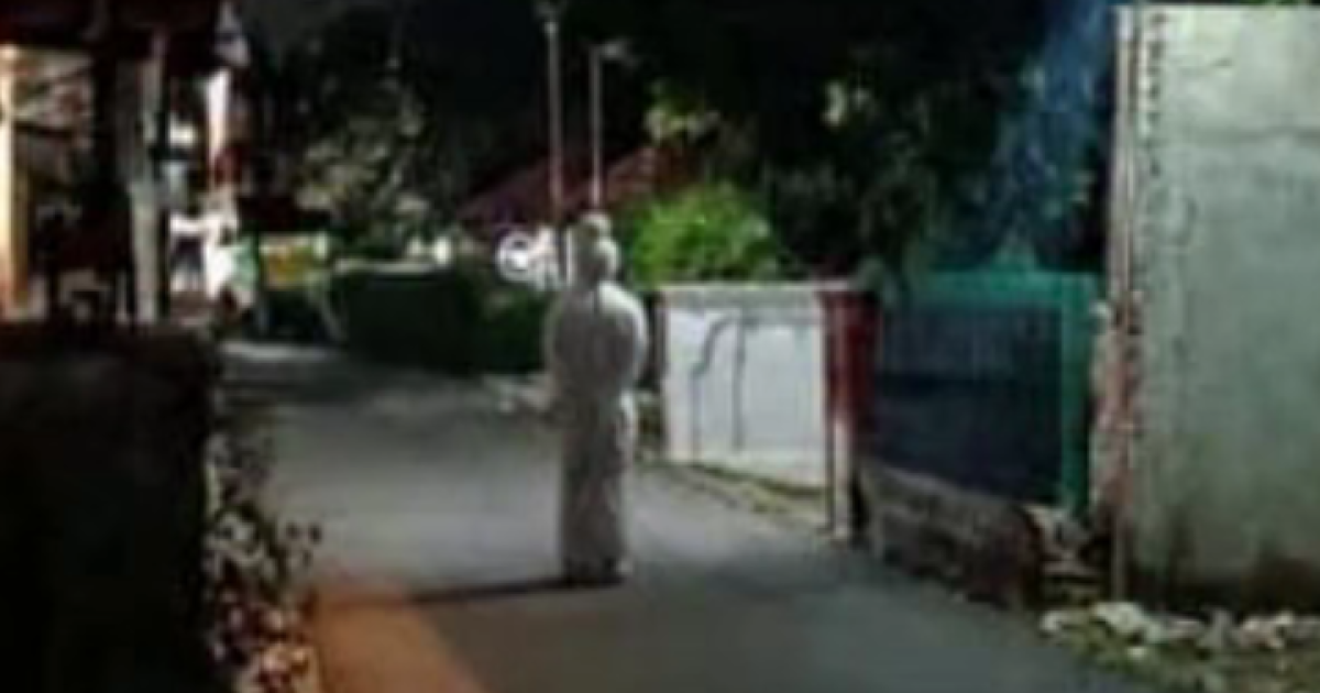 Teror pocong di wilayah Ciputat Timur, Kota Tangerang Selatan bikin panik warga.