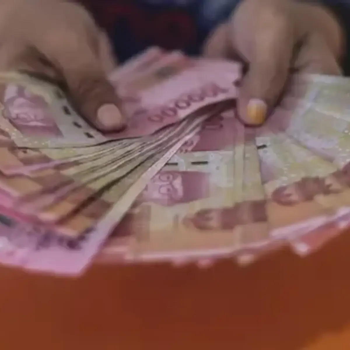 Rupiah Terkoreksi ke Rp 17.683 per Dolar Akibat Eskalasi Ketegangan di Timur Tengah