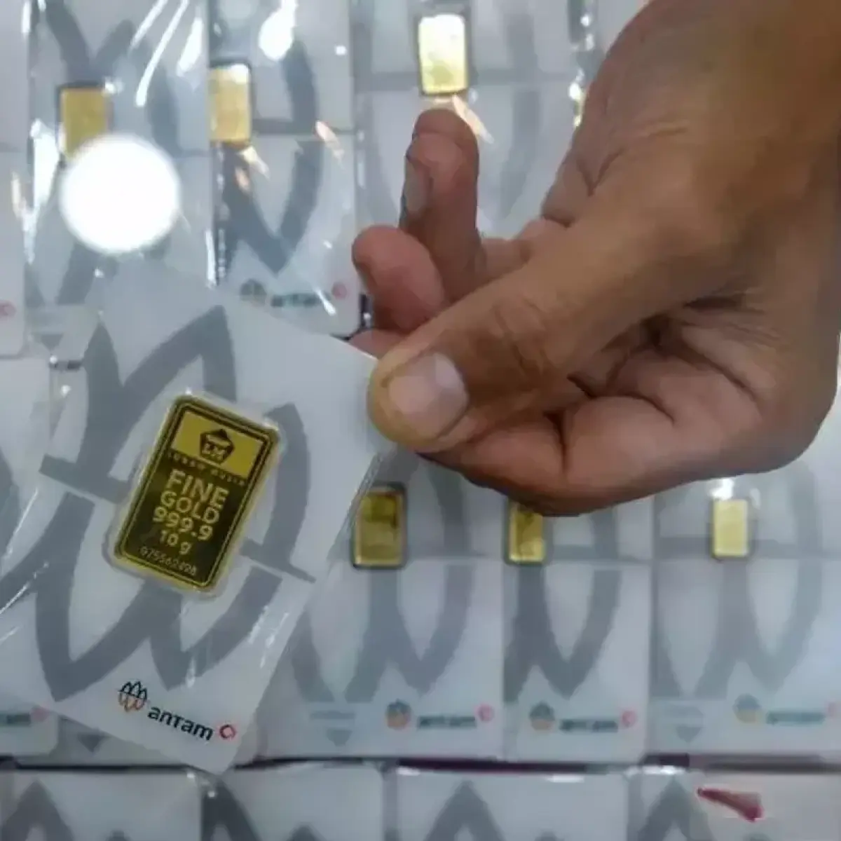 Analis Mengantisipasi Koreksi Harga Emas Antam: Kapan Investor Harus Waspada?