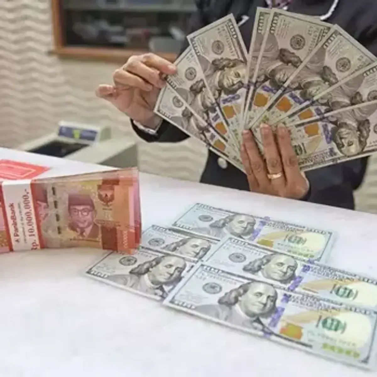 Tekanan Geopolitik dan Proyeksi Suku Bunga Global Memicu Pelemahan Rupiah di Akhir Pekan