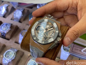 Jam tangan Audemars Piguet dipamerkan di Jakarta Watch Exchange 2022. (Foto: Daniel Ngantung/detikcom)