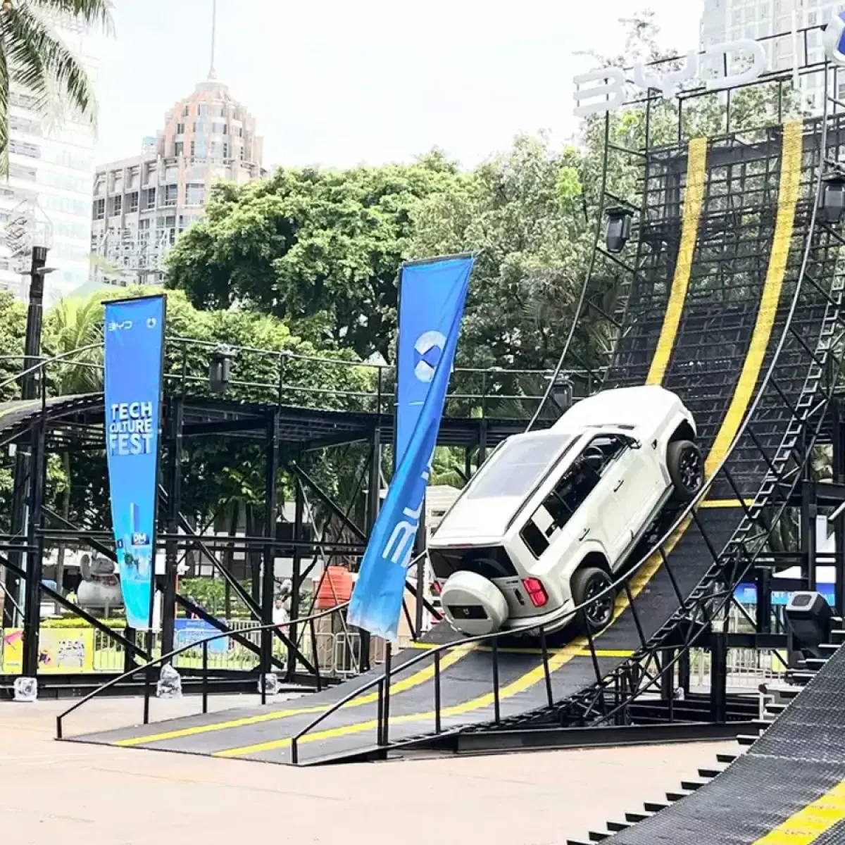 SUV Listrik Premium Denza B5 Hadapi Medan Uji Ekstrem di Jantung Ibu Kota