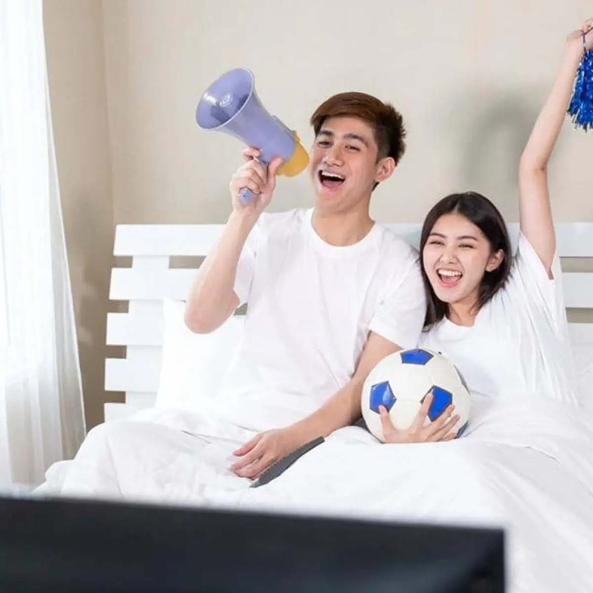 Mempererat Ikatan Cinta Saat Nobar Sepak Bola: Strategi Jaga Keintiman Pasangan