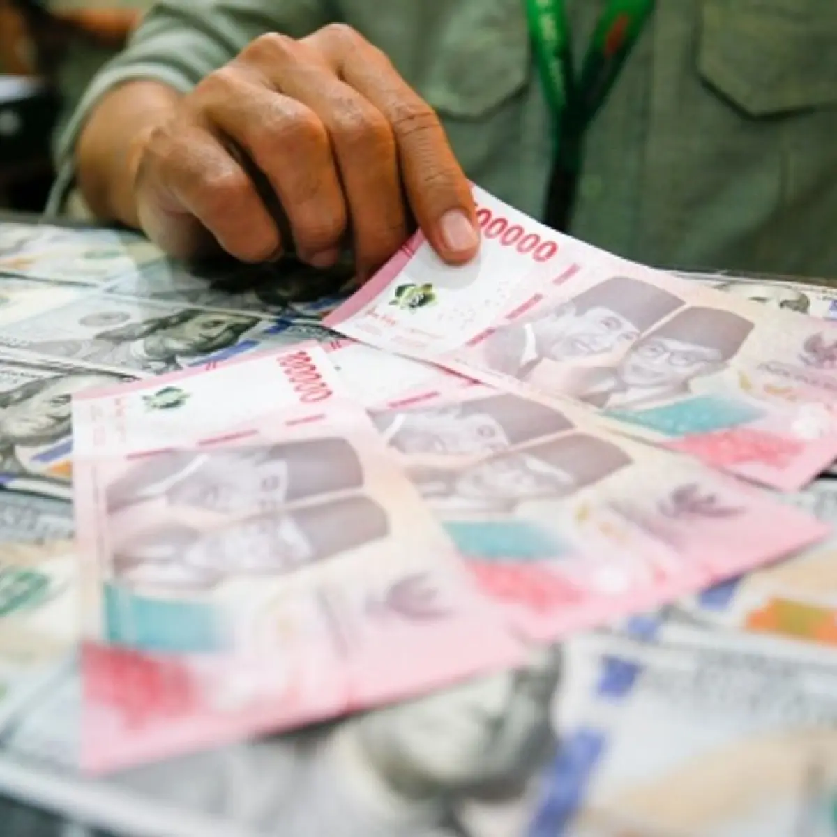 Rupiah Tertekan Sentimen Global, Melemah Tipis ke Rp17.768 per Dolar AS