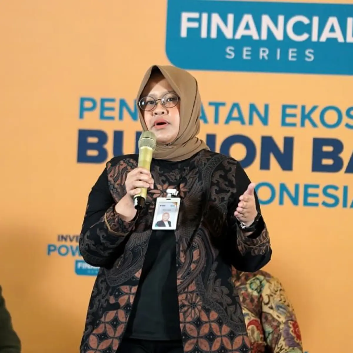 VP Bullion Marketing Strategy PT Bank Syariah Indonesia, Kinanti Adelin menerima token of appreciation dari Chief Executive Officer Investortrust Primus Dorimulu pada acara Investortrust Power Talk Financial Series yang bertema 