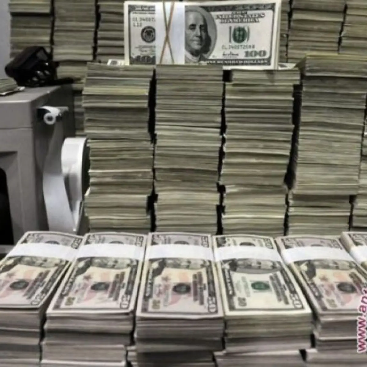 tumpukan uang dolar amerika serikat (Foto: Antaranews)