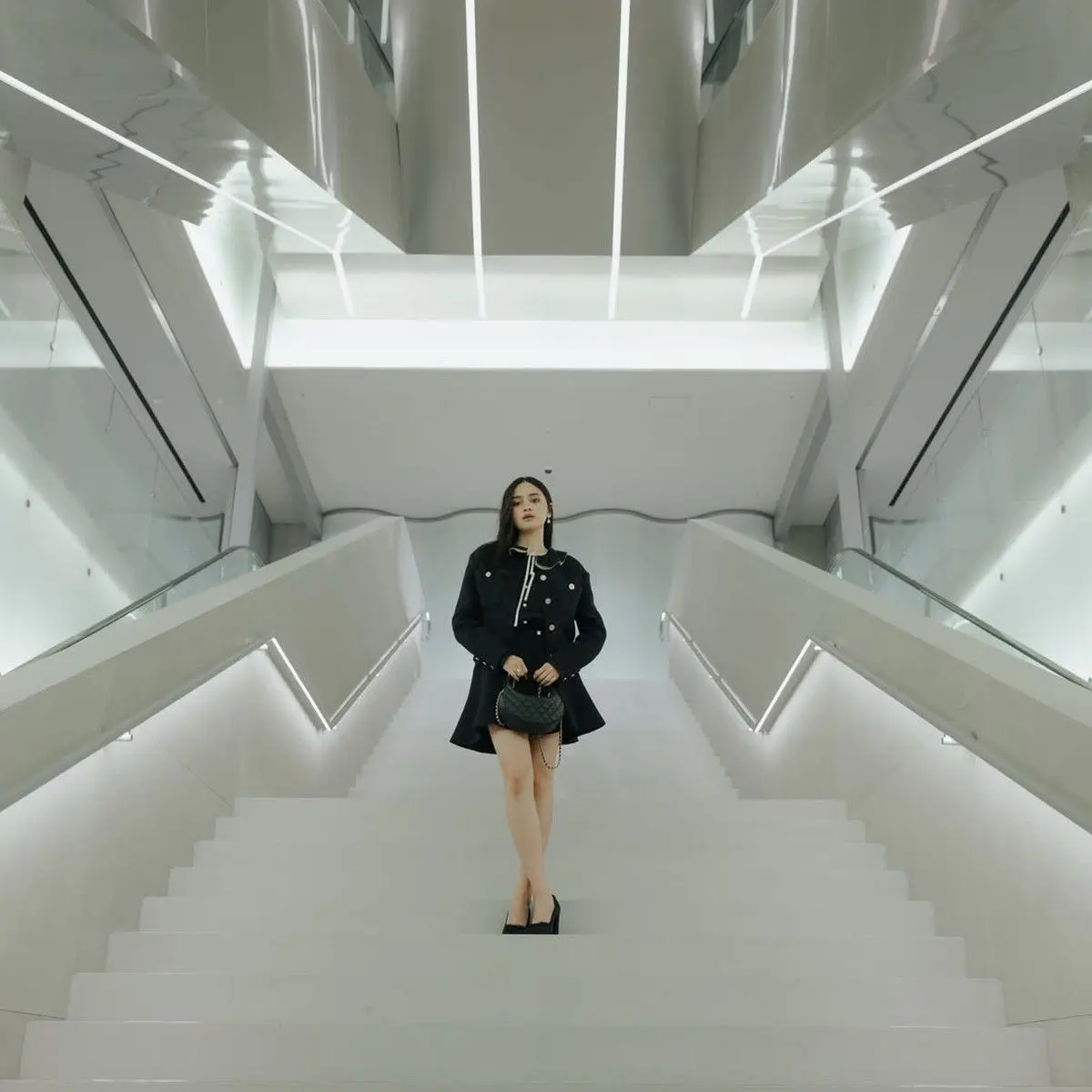 Syifa Hadju Bawa Nama Indonesia di Panggung Mode Dunia: Sorotan Kehadiran di Chanel Métiers d'Art Seoul