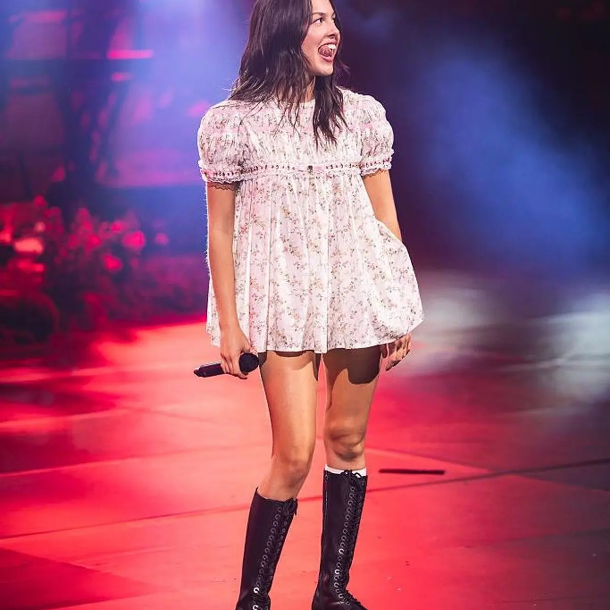 Olivia Rodrigo tampil di atas panggung selama pertunjukan eksklusif Billions Club Live untuk merayakan kemitraan antara Spotify dan FC Barcelona sebelum El Clásico pada 8 Mei 2026 di Barcelona, Spanyol. Foto: Getty Images for Spotify/Xavi Torrent