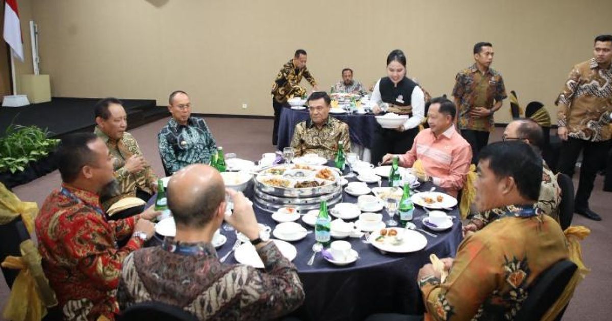 Gubernur Gorontalo Gusnar Ismail ketika memfasilitasi penyelesaian kredit Aparatur Sipil Negara (ASN) Pemerintah Kota Gorontalo paska pemindahan Rekening Kas Umum Daerah (RKUD) dari Bank SulutGo (BSG) ke Bank Tabungan Negara (BTN), pada Sabtu, 30 Mei 2026. (Foto: Istimewa)