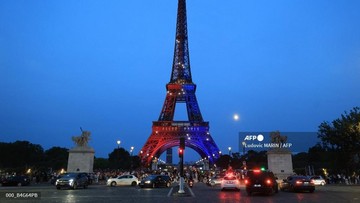 Menara ikonik tersebut sudah diterangi cahaya bernuansa merah dan biru, warna khas PSG (Ludovic Marin/AFP)