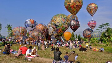Waisak 2570 BE di Magelang Diwarnai Tradisi Penerbangan 25 Balon Udara di Candi Ngawen