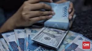Melansir Bloomberg, nilai tukar rupiah pagi melemah 0,42 persen ke level Rp17.879 per dolar AS pada Selasa (2/6) usai libur panjang Iduladha dan Hari Pancasila. (FOTO:CNN Indonesia/Hesti Rika).