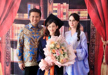 Momen Kelulusan SD Lakeisha Ariestia Dardak Tuai Pujian, Disebut Warisi Pesona Sang Ibu Arumi Bachsin