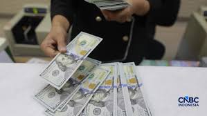 Foto: Pengunjung menukar uang di tempat penukaran uang di Money Changer Ayu Masagung kawasan Kwitang, Jakarta, Rabu, (3/6/2026). Nilai tukar rupiah kembali tertekan hingga menembus level Rp17.926 per dolar Amerika Serikat (AS) hari ini. (CNBC Indonesia/Muhammad Sabki)