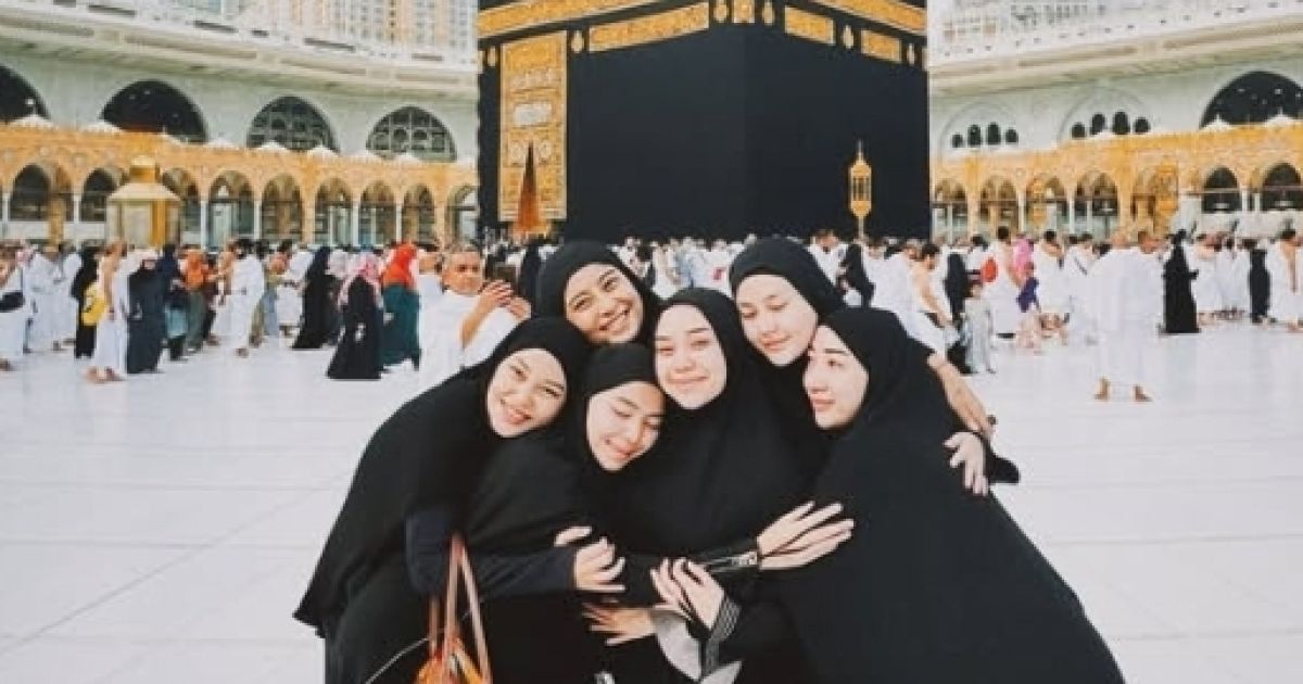 Momen ibadah umrah Awkarin dan beberapa selebgram lainnya menggunakan jasa Hanania Travel. [Foto: Instagram/@narinkovilda]