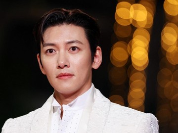 Penampilan Ji Chang Wook di Cannes Film Festival 2026. Foto: AFP/SAMEER AL-DOUMY