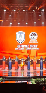 Ketua Umum Persatuan Sepak Bola Seluruh Indonesia (PSSI) Erick Thohir (kedua kiri) bersama sejumlah perwakilan melakukan pengundian ASEAN Club Championship 2026/2027 di Jakarta, Jumat (5/6/2026). ANTARA/Aloysius Lewokeda