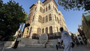 Pengunjung berjalan di kawasan bersejarah Al-Balad, Jeddah, Arab Saudi. Kawasan yang telah ditetapkan sebagai Situs Warisan Dunia UNESCO itu menjadi salah satu destinasi wisata favorit di kota pelabuhan tersebut. ANTARA FOTO/Citro Atmoko