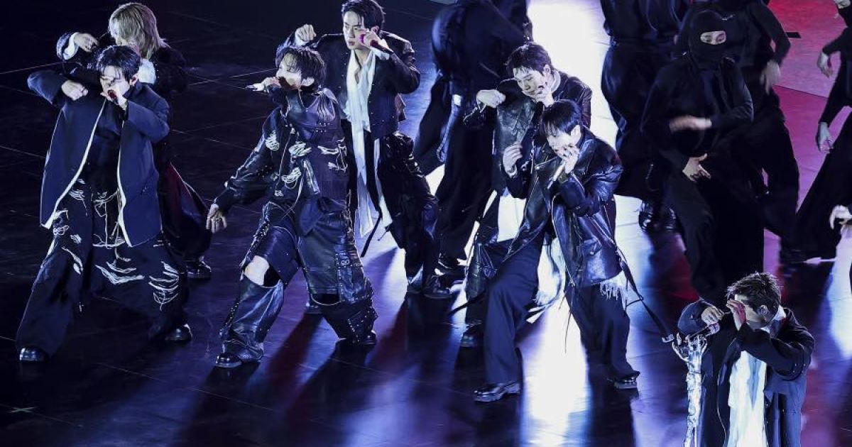 Penampilan BTS di konser comeback yang digelar di Gwanghwamun, Korea Selatan. (Sumber foto Bloomberg)