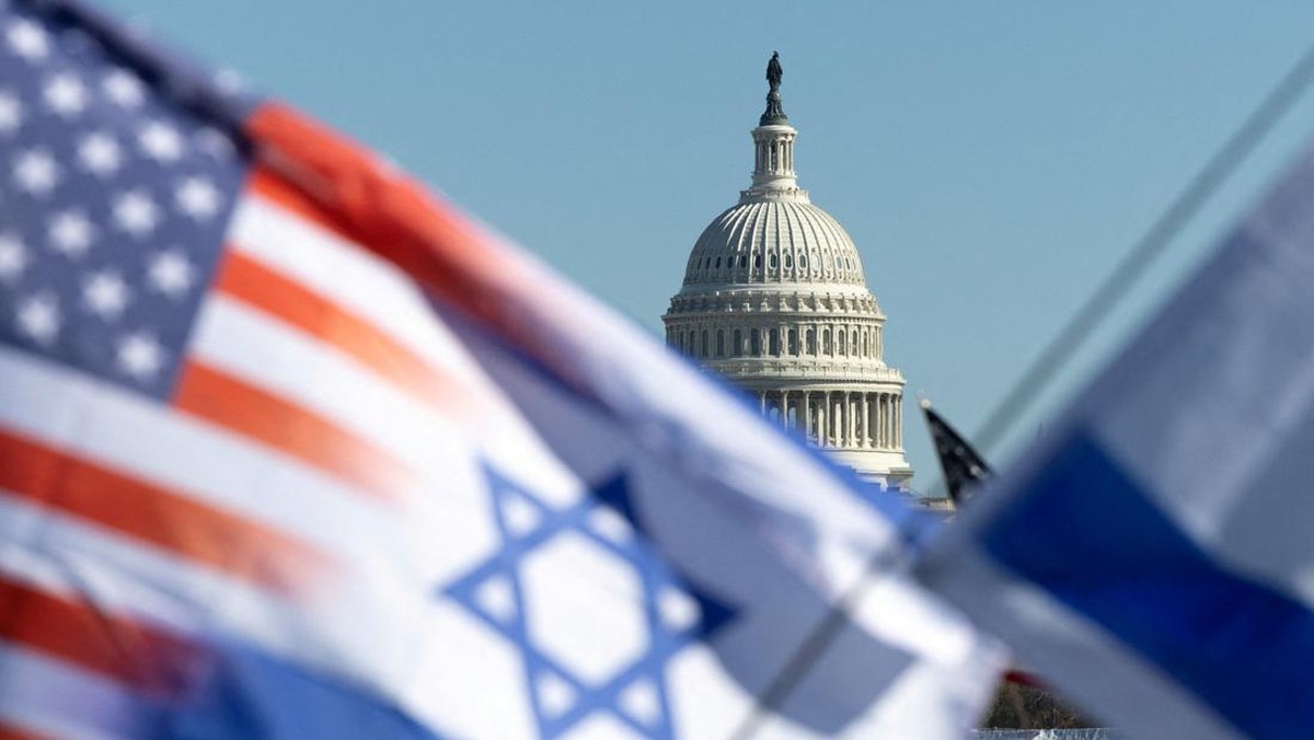 Foto: Bendera Israel dan Amerika berkibar di US Capitol selama unjuk rasa mendukung Israel dan memprotes antisemitisme di National Mall di Washington, 14 November 2023. (REUTERS/TOM BRENNER)