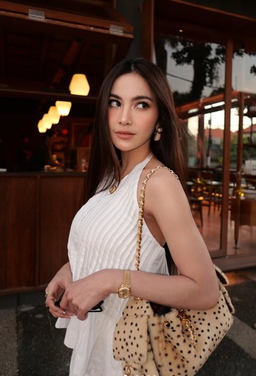 Ilustrasi: Pesona Mewah Mahalini saat Pulang Kampung ke Bali: Detail Jam Tangan Rolex dan Tas Chanel Langka