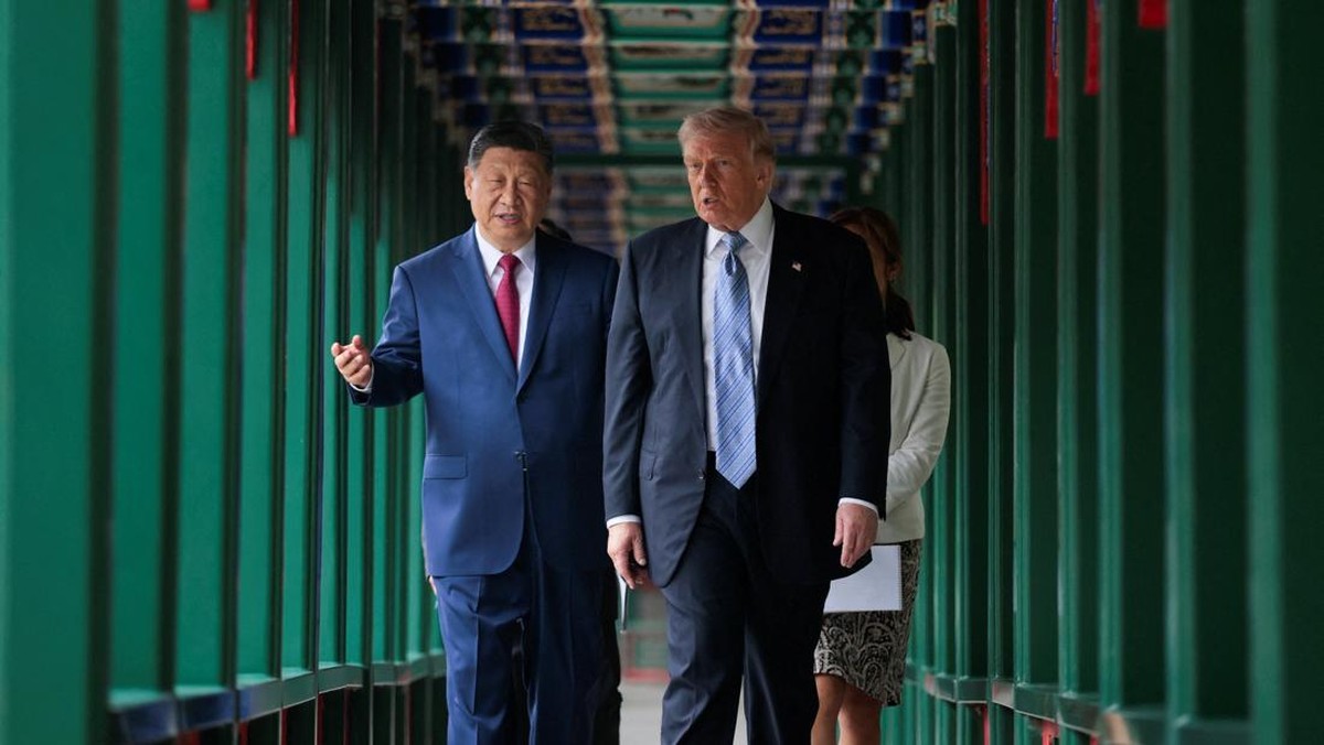 Foto: Presiden China Xi Jinping memperlihatkan suasana kompleks bersejarah Zhongnanhai kepada Presiden Amerika Serikat Donald Trump usai pembicaraan mengenai perdagangan, Taiwan, dan Iran, Jumat (15/5/2026). (REUTERS/Evan Vucci/Pool)