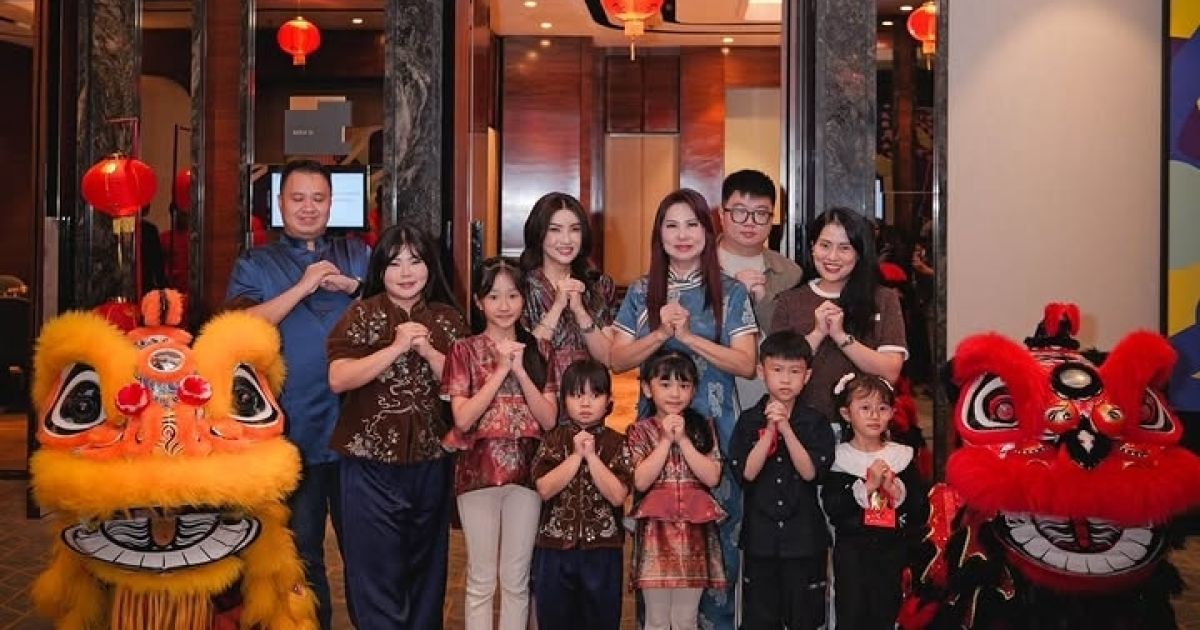 Momen keluarga Sarwendah rayakan Imlek bersama tanpa kehadiran Ruben Onsu. [Foto: Instagram/@sarwendah29]