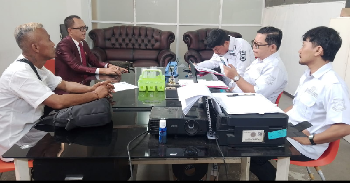 Wiwit, eks pekerja PT Rajawali Parama Kontruksi didamping kuasa hukumnya ketika memberikan keterangan di Disnaker Tangsel.