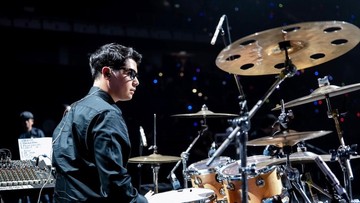 Al Ghazali menjadi drummer menggantikan Tyo Nugros saat konser Dewa19 di Malaysia. Foto: dok instagram Al Ghazali