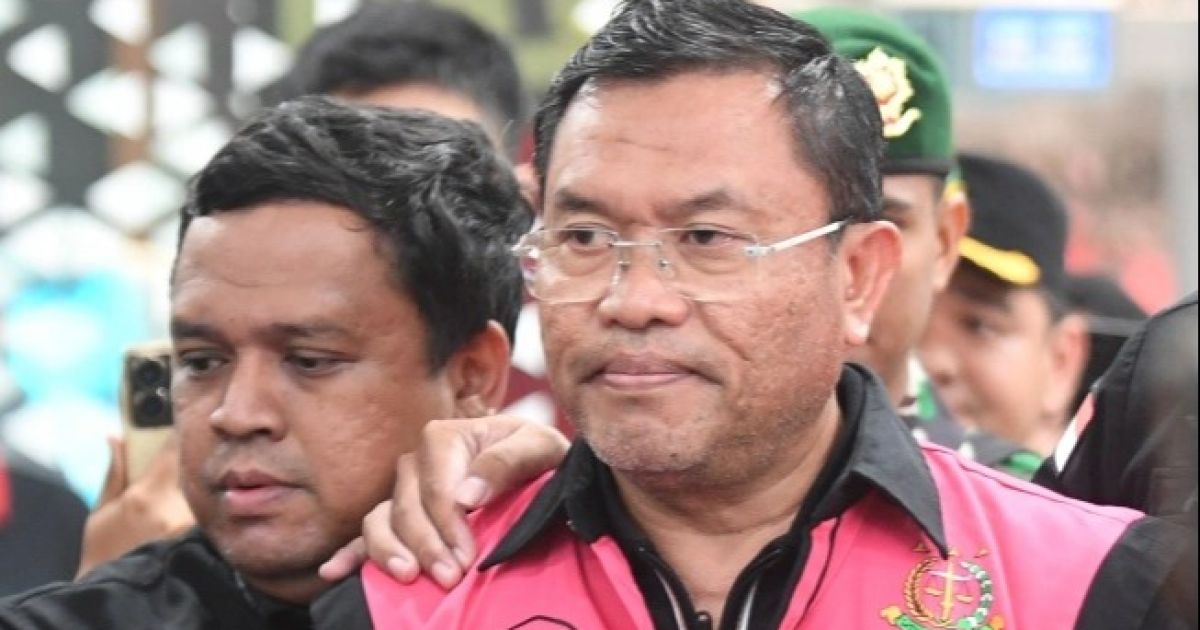 Tersangka dugaan tindak pidana korupsi tata kelola program Makan Bergizi Gratis (MBG) pada Badan Gizi Nasional (BGN) Sony Sanjaya (kanan) berjalan memasuki mobil tahanan di Kejaksaan Agung, Jakarta awal Juni 2026 lalu. (Foto ANTARA FOTO/M Risyal Hidayat/bar)