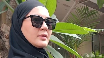 Paula Verhoeven penuhi panggilan untuk diperiksa terkait kasus Hanania Group. Foto: Febryantino/detikcom