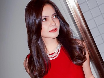 Cut Tari memakai gaun merah menyala dalam premier series terbarunya yang berjudul Samuel. Kalung mutiara berlapis sukses memberikan sentuhan akhir yang sangat elegan dan berkelas. (Foto: dok Instagram cuttaryofficial)
