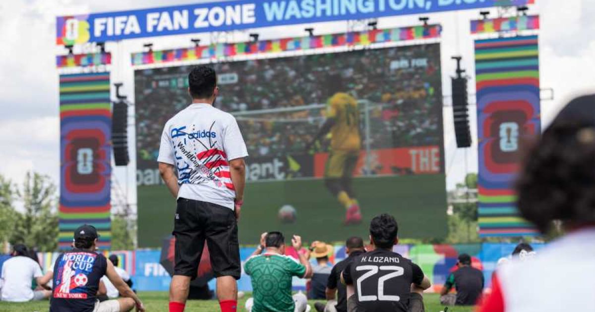 Suasana menonton pertandingan perdana Piala Dunia FIFA 2026 antara Meksiko vs Afrika Selatan dii National Mall, Washington, DC, AS. (Foto Aaron Schwartz/Bloomberg)