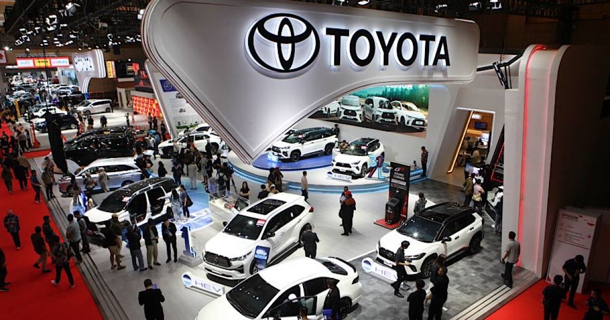 Booth Toyota saat gelaran IIMS 2026 di JIExpo, Jakarta beberapa waktu lalu. (Foto Bloomberg Technoz/Andrean Kristianto)