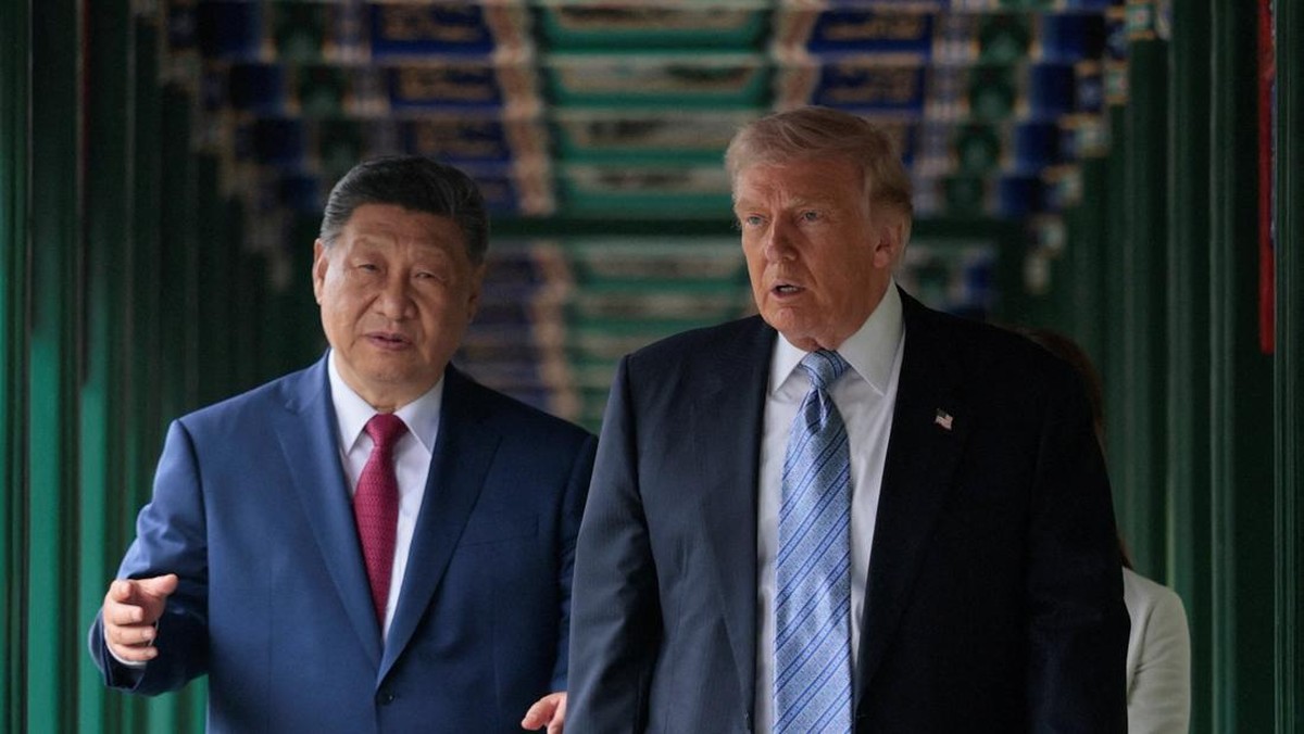 Foto: Presiden China Xi Jinping memperlihatkan suasana kompleks bersejarah Zhongnanhai kepada Presiden Amerika Serikat Donald Trump usai pembicaraan mengenai perdagangan, Taiwan, dan Iran, Jumat (15/5/2026). (REUTERS/Evan Vucci/Pool)