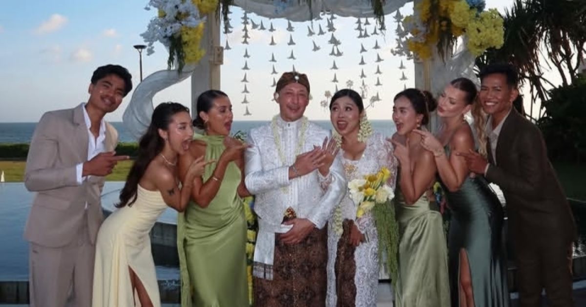 Momen pernikahan Richardo Benito Coppen, ayah Jennifer Coppen dengan Dyah Ersari di Bali. [Instagram/@jennifercoppenreal20]